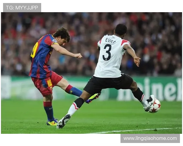 巴萨与曼联激战在即17日欧联杯对决引发球迷热议