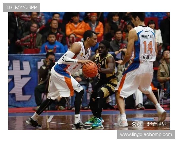 雷霆与凯尔特人激战正酣NBA赛场精彩瞬间回顾与分析